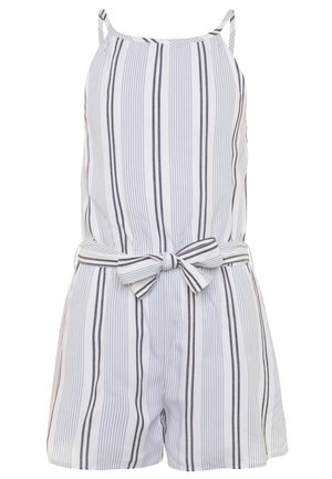 Weißer Jumpsuit mit dünnen schwarzen vertikalen Streifen, Spaghettiträgern und einem passenden gestreiften Stoffgürtel, der in der Taille zu einer Schleife gebunden ist.