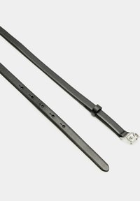 Czarny skórzany pasek o fakturowanej powierzchni, wyposażony w srebrną klamrę i wiele otworów do regulacji. Długi i smukły design.