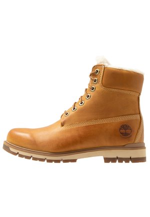 Braune Leder-Ankle-Boots mit einem weichen weißen Futter, Metallösen und einer gemusterten Gummisohle. Verfügt über ein Logo mit dem Text "WASSERDICHT".