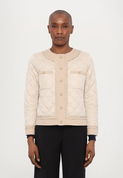 Beige gesteppte Jacke mit langen Ärmeln, runder Halslinie, zwei Fronttaschen und Knopfschluss. Strukturiertes Finish mit gerippten Bündchen und Saum.