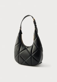 Καπιτονέ μαύρη δερμάτινη τσάντα χειρός με καμπυλωτή σιλουέτα, χρυσά μεταλλικά στοιχεία και έναν μόνον ρυθμιζόμενο ιμάντα. Διαθέτει κλείσιμο με φερμουάρ και υφή επιφάνειας.