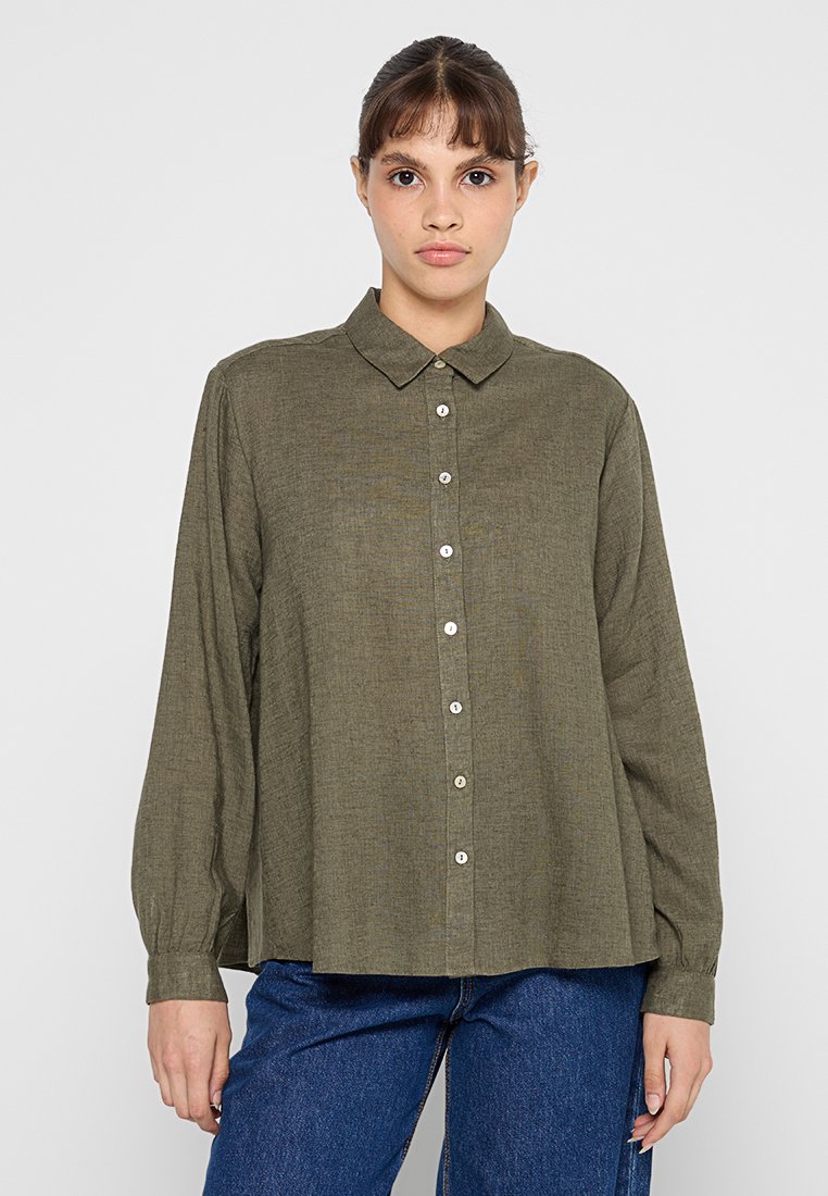Chemise olive à boutonnage, avec un col classique, confectionnée dans un tissu texturé, dotée de manches longues et de boutons argentés sur le devant.