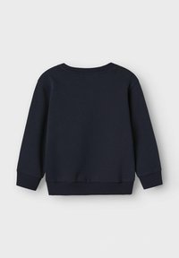 Sudadera azul marino hecha de una tela suave, con un cuello redondo, mangas largas y puños y dobladillo de canalé para un ajuste ceñido.
