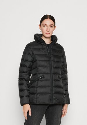 Giubbotto imbottito nero con zip frontale e colletto alto e imbottito. Presenta un design trapuntato e tasche laterali con zip.