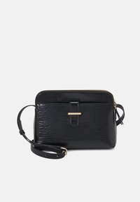 Schwarze Kunstleder-Crossbody-Tasche im Krokodil-Design mit goldfarbenem Reißverschluss und rechteckigem goldenen Verschluss auf der Vorderseite, verstellbarer Riemen.
