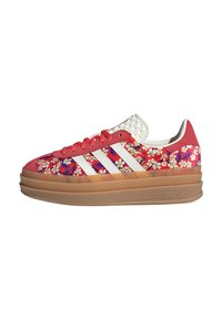 Rote Sneaker mit floralem Muster und weißen Streifen, strukturiertem Obermaterial und kontrastierender Gummisohle. Verfügt über rosa Schnürsenkel und ein leichtes Design.