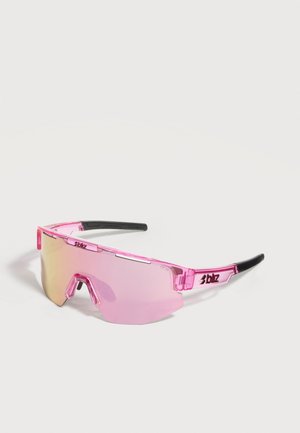 Gafas de sol deportivas rosas con lentes envolventes espejadas y patillas negras, inclinadas sobre un fondo blanco.