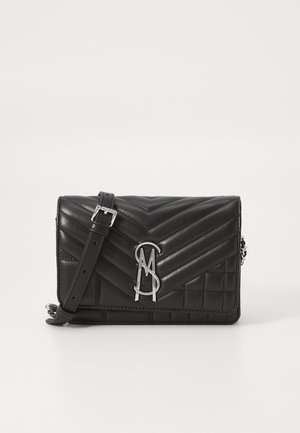 Crna kožna torba preko ramena s chevron prošivenim dizajnom, srebrenim logotipom i podesivim remenom.