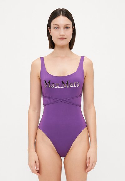Bañador morado de una sola pieza con escote redondeado, que presenta un logo "MaxMara" en acabado metálico y detalles entrelazados en la cintura.