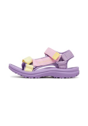 Lila Outdoor-Sandal mit verstellbaren rosa und gelben Riemen, strukturierten Sohlen und einem leichten Design, das für verschiedene Aktivitäten geeignet ist.