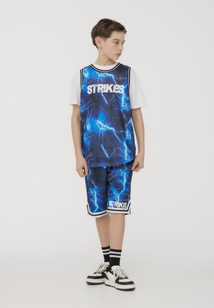 Completo sportivo blu composto da una canotta senza maniche e pantaloni corti con grafiche a fulmine. Include dettagli in bianco e nero, realizzato in materiale traspirante.