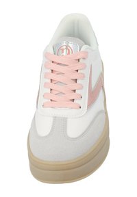 Zapatilla blanca con acentos y cordones rosas. Materiales de ante y cuero liso. Punta redondeada y suela de goma. Logo metálico en la lengüeta.