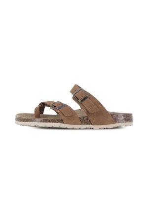 Sandalia tipo slide de ante marrón con dos correas ajustables con hebilla metálica y una suela con textura de corcho y base blanca con dibujo antideslizante.