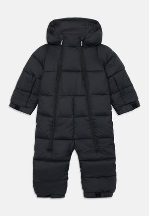 Tuta invernale nera con cappuccio, caratterizzata da un design trapuntato, due zip verticali e polsini con velcro per una vestibilità regolabile.