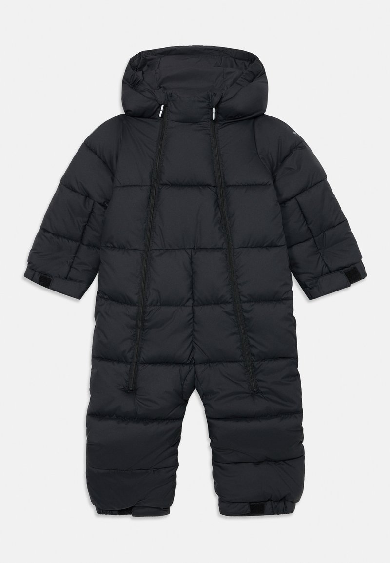 Juodas pūkinis snowsuit'as su kapišonu, pasižymintis siuvinėta išvaizda, dviem vertikaliais užtrauktukais ir Velcro rankogaliais, leidžiančiais reguliuoti prigludimą.