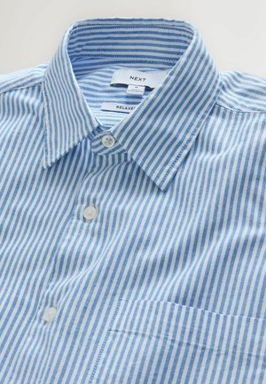 Hele sinine ja valge vertikaalselt triibuline krae ning lühikeste varrukatega särk, millel on kaks nuppu ja tasku vasakul küljel. Pehme kanga tekstuur.