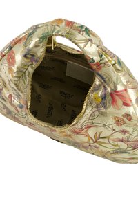 Goldene Handtasche mit floralem Muster, Reißverschluss und Innenauskleidung aus Stoff. Der Stoff zeigt ein sich wiederholendes Logo und ist mit bunten Blumen verziert.
