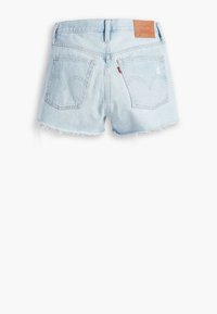 Lichtblauwe denim shorts met een rafelige zoom, voorzien van twee achterzakken, een leren label op de tailleband en contrasterende stiksels.