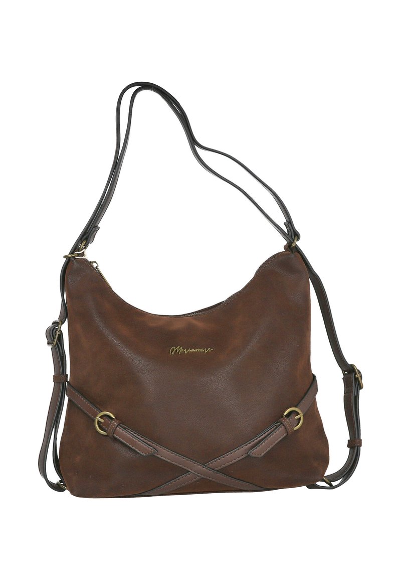 Bolso de hombro de cuero sintético marrón con parte superior curva, correa negra ajustable, tiras decorativas cruzadas y un sutil detalle de logotipo dorado.