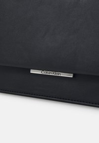 Calvin Klein LINEAR CONV - Sac à main - black