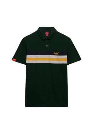 Polo verde con colletto, con strisce orizzontali in blu navy, grigio e giallo. Logo ben visibile sul petto e una targhetta arancione sulla manica.