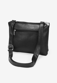 Bolso de cuero negro tipo bandolera con un acabado texturizado, que incluye un cierre de cremallera y un bolsillo frontal, correa ajustable y herrajes plateados.