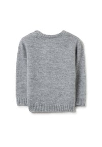 Pull en tricot gris, doté d'un col rond et de poignets côtelés. Texture douce avec un motif uniforme, ne présentant aucun élément métallique ou accent.