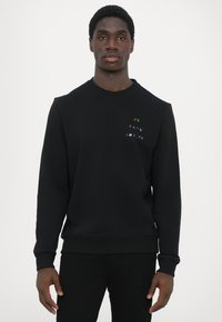 Sudadera negra con cuello redondo, puños acanalados y dobladillo. Presenta un logo multicolor "PS PAUL SMITH" en el pecho. Tejido suave y texturizado.