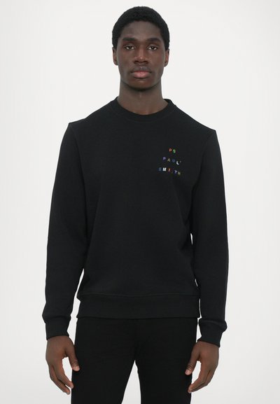 Čierna mikina s okrúhlym výstrihom, rebrovanými manžetami a lemom. Na hrudi sa nachádza viacfarebné logo "PS PAUL SMITH". Mäkkoší textúrovaný materiál.