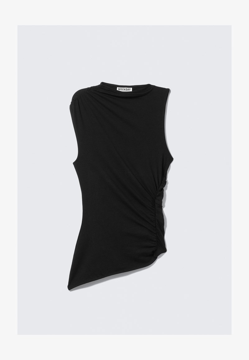 Haut noir sans manches avec un côté froncé, un ourlet asymétrique et un tissu lisse et extensible, avec un col rond.