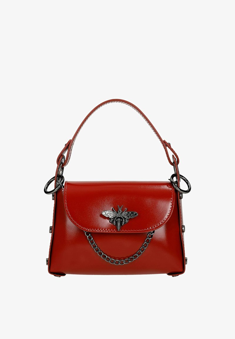 Sac à main en cuir rouge avec une forme structurée, agrémenté d'un ornement métallique en forme d'abeille et d'un détail en chaîne sur le rabat avant.