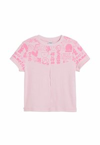 Lyserød t-shirt med korte ærmer, ribbet struktur og et farverigt grafisk design med ordet "Desigual" i forskellige stilarter og størrelser.
