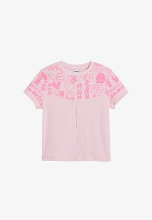Camiseta de color rosa claro con mangas cortas, textura acanalada y un diseño gráfico colorido que presenta la palabra "Desigual" en varios estilos y tamaños.