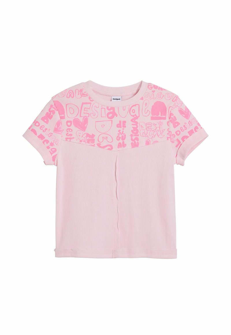 Camiseta de color rosa claro con mangas cortas, textura acanalada y un diseño gráfico colorido que presenta la palabra "Desigual" en varios estilos y tamaños.