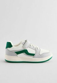 Hvide og grå lædersneakers med grønne detaljer, featuring en velcrorem, perforeret tå og struktureret gummisål.