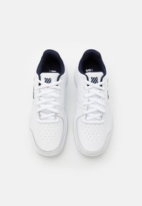 K-SWISS COURT EXPRESS CARPET - Nurmikentän kengät - white/navy