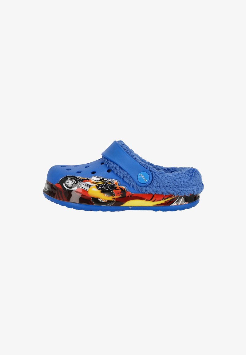 Sininen puukko, jossa on fleece-vuori ja ilmanvaihtoaukot. Sivussa on värikkäitä liekkikuosisia ja auton grafiikoita, sekä kovettunut kumipohja.