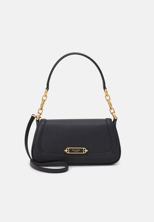 Černá kožená kabelka Kate Spade přes rameno se zlatými řetízkovými detaily a malou plaketu s logem na předním klopu.