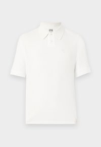 Hvit bomull polo skjorte med strukturelt ribbestrikket design, korte ermer, krage med tre knapper og liten logo på brystet.