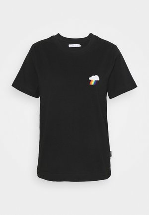 Sort T-shirt med korte ærmer med en lille hvid sky over et faldende regnbuedesign på venstre brystområde.