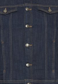 Donkerblauwe denimvest met metalen drukknoopjes, twee borstzakken, gestikte details en een gestructureerd, passend ontwerp.