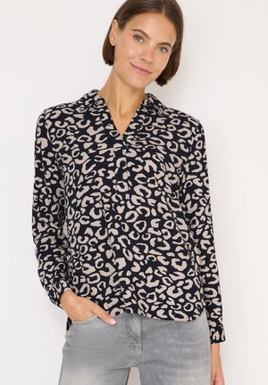 Blusa a maniche lunghe di colore blu navy con stampa leopardata beige, dotata di colletto e mezze asole. Tessuto morbido con vestibilità morbida.