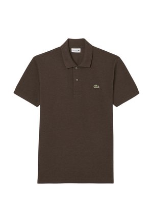 Bruine Lacoste poloshirt met korte mouwen, twee knopen, klassieke kraag en klein groen krokodillenlogo op de linkerborst.
