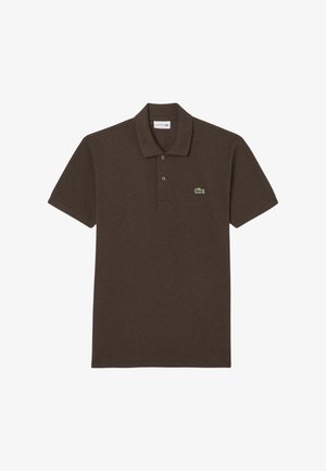 Braunes Lacoste-Poloshirt mit kurzen Ärmeln, zwei Knöpfen, klassischem Kragen und kleinem grünen Krokodil-Logo auf der linken Brust.