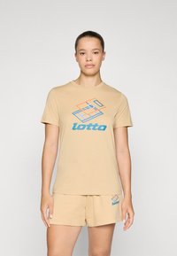 Bēgē kokvilnas T-krekls ar īsām piedurknēm, uz kura priekšpuses ir daudzkrāsains ģeometrisks "lotto" logotips. Apvienots ar saskaņotiem šortiem.