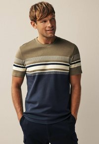 Tricou cu mânecă scurtă, de culoare verde măslin și bleumarin, având dungi orizontale în nuanțe variate de gri, alb și bleumarin. Textură netedă.