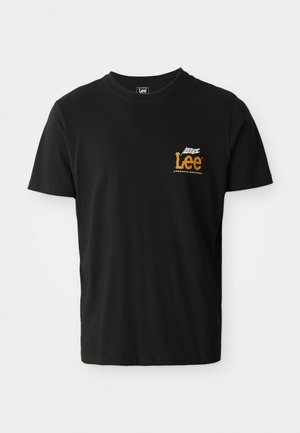 T-shirt in cotone nero con maniche corte, scollatura rotonda, caratterizzata da un piccolo logo grafico arancione e bianco sulla parte sinistra del petto.