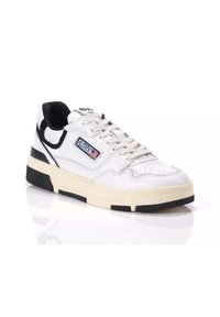 Sneaker in pelle bianca con dettagli neri, punta tonda e dettagli perforati. Presenta una suola imbottita e una patch con il logo sul lato.