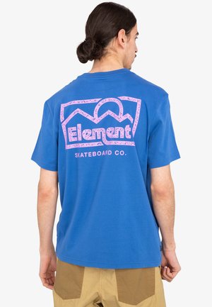 Camiseta de manga corta azul con un estampado gráfico rosa de montañas y un sol, con el texto "Element Skateboard Co." en la parte posterior.