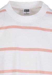 Tricou alb din bumbac cu dungi orizontale de culoare roz deschis. Are un decolteu rotund și o etichetă pe gulerul interior care spune "Urban Classics XL."